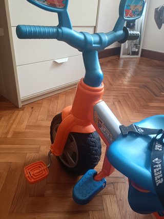 Triciclo infantil naranja y azul