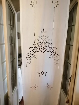 Tenda per vetro ricamata. Decorazioni per interni