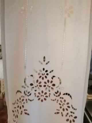 Tenda per vetro ricamata. Decorazioni per interni