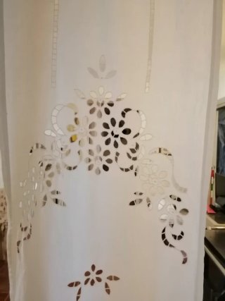 Tenda per vetro ricamata. Decorazioni per interni