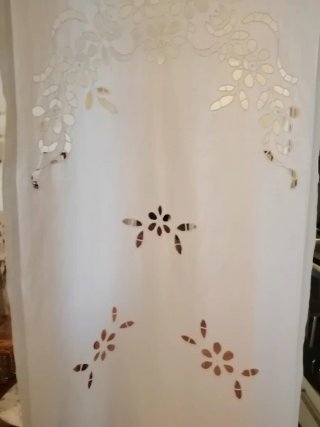 Tenda per vetro ricamata. Decorazioni per interni