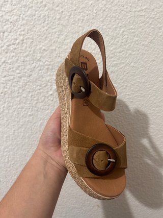 Sandalias cuña con hebilla madera