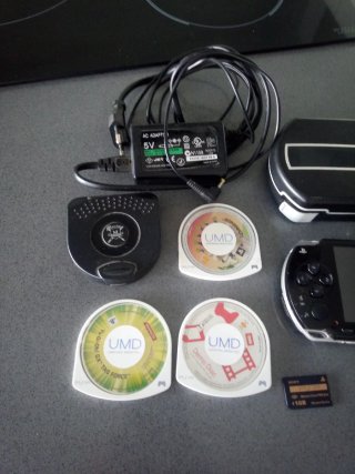 PSP con custodia, caricabatterie e giochi