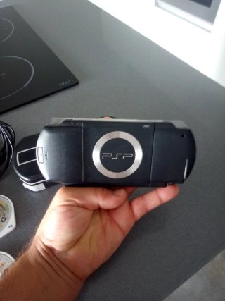 PSP con custodia, caricabatterie e giochi