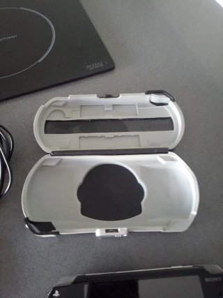 PSP con custodia, caricabatterie e giochi