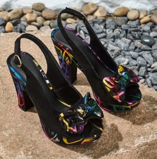 Elegantes sandalias de tacón negras y multicolor
