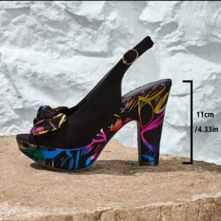 Elegantes sandalias de tacón negras y multicolor