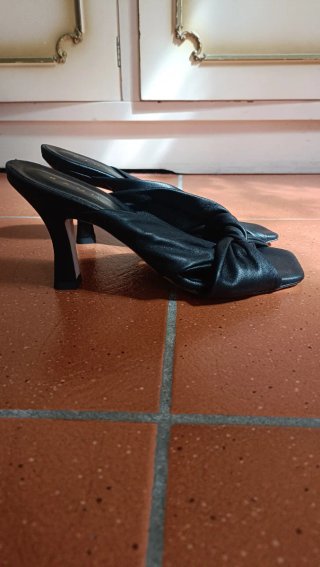 Sandali Kammi neri con nodo e tacco basso