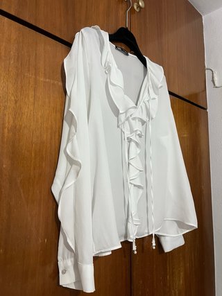 Blusa blanca con volantes