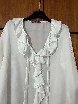 Blusa blanca con volantes