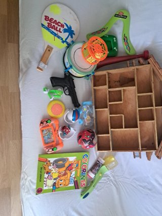 REGALO Lote juguetes pizarra y casa madera