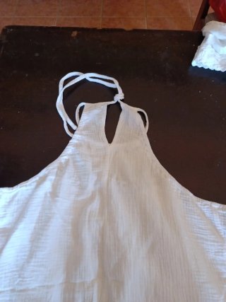 Camisa blanca con cuello halter y encaje