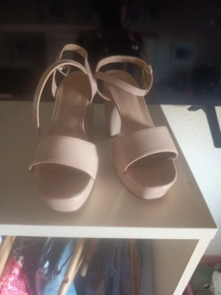 Zapatos de tacón beige