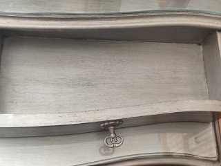 Tocador plateado con espejo y cristal