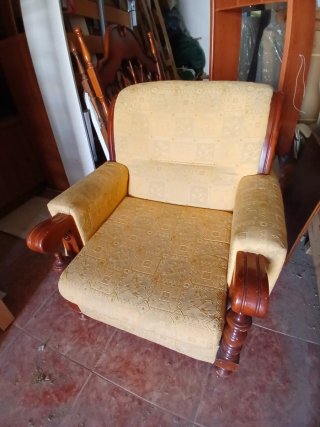 Sillón antiguo de tela y madera