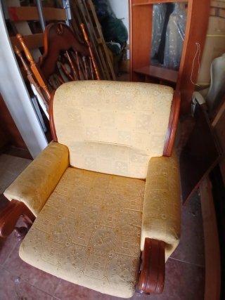 Sillón antiguo de tela y madera