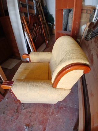 Sillón antiguo de tela y madera