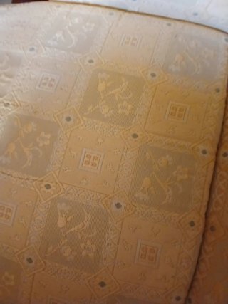 Sillón antiguo de tela y madera