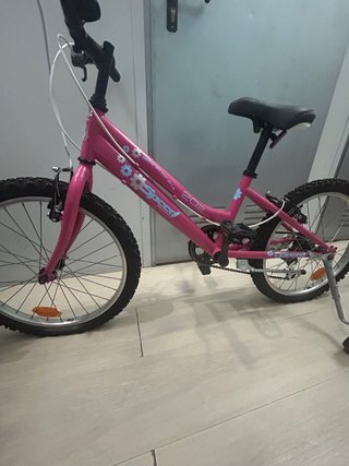 Bicicleta infantil rosa apenas sin uso