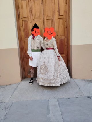 Chaleco fallero beis y dibujo en verde y granate