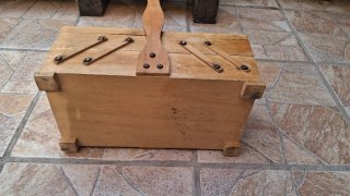 Costurero antiguo de madera con flores