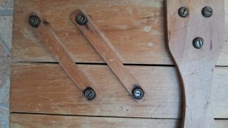 Costurero antiguo de madera con flores
