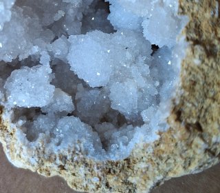 Geoda Natural con Cristales Blancos
