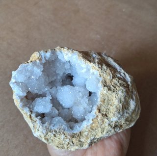 Geoda Natural con Cristales Blancos