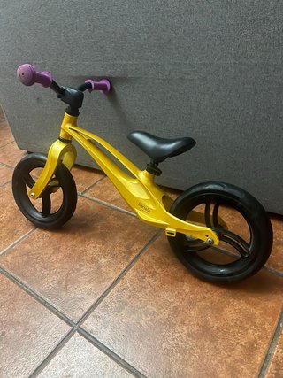 Bicicleta de equilibrio amarilla para niños