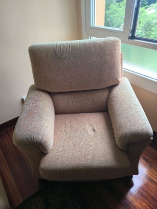 Sofá y sillón beige de tela