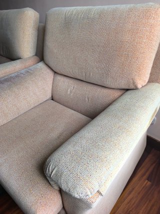 Sofá y sillón beige de tela