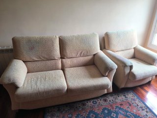 Sofá y sillón beige de tela