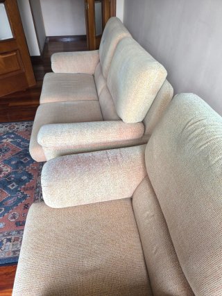Sofá y sillón beige de tela