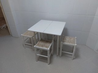 Mesa blanca 70x70 y 4 taburetes