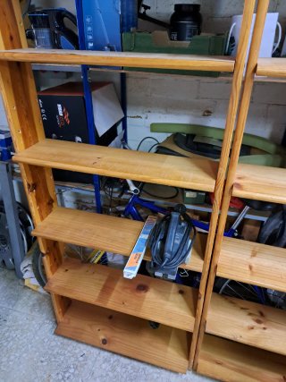 Estanterías de madera maciza
