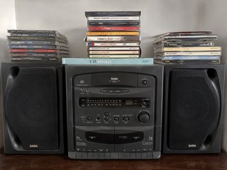 Equipo de música SABA con altavoces y CDs