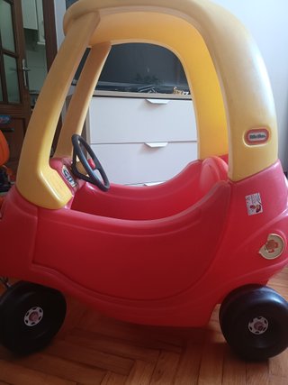 Cochecito infantil rojo y amarillo