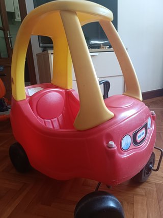 Cochecito infantil rojo y amarillo