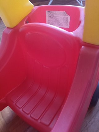 Cochecito infantil rojo y amarillo
