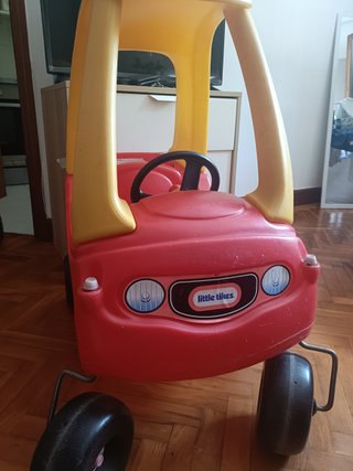Cochecito infantil rojo y amarillo