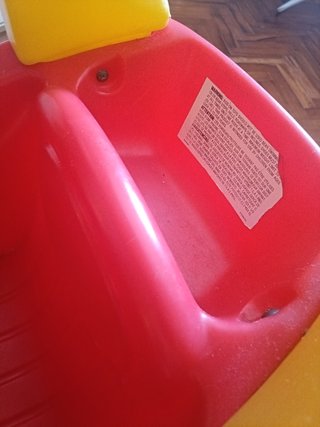 Cochecito infantil rojo y amarillo