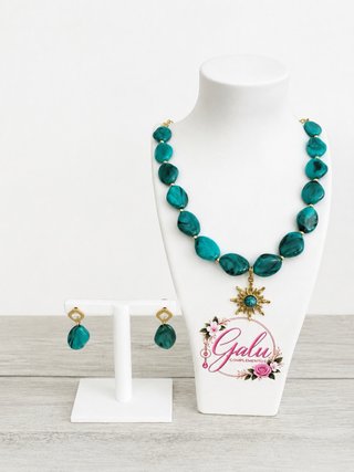 Conjunto Collar y Pendientes Hechos a Mano