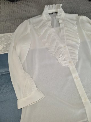 Camisa blanca con volantes