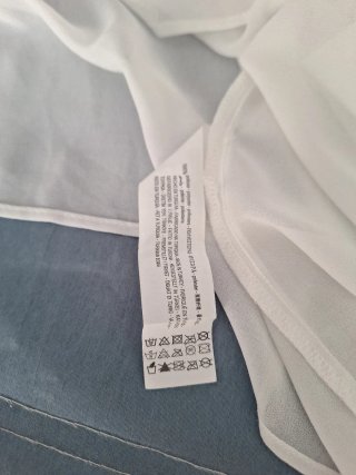 Camisa blanca con volantes