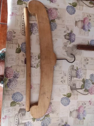 Perchas de madera antiguas