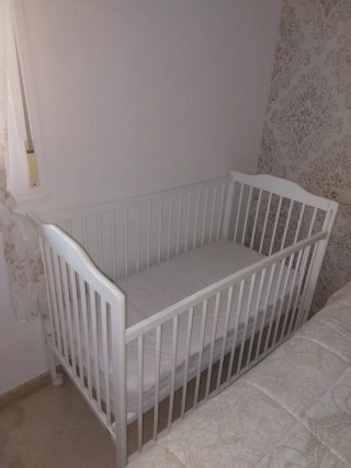 Cuna blanca con colchón