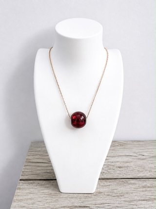 Collar hecho a mano con colgante rojo