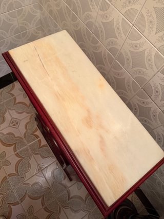 Recibidor de madera con tapa de mármol