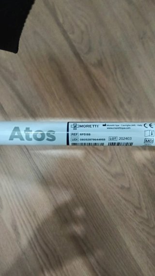 Andador con ruedas con asiento y cesta, marca Atos