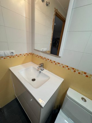 Mueble baño, espejo, lavabo, grifo y aplique luz